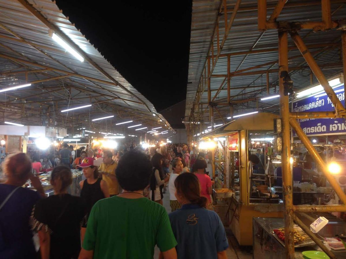 Der Thepprasit Night Market in Pattaya